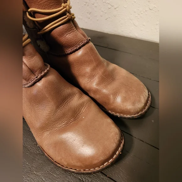 UGG Brown Leather Winter Boots with Shearling - Picture 5 of 8